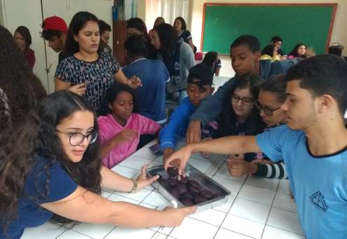 Com bolinhos prontos chega a hora mais saborosa da aula prática: a degustação. Foto: Arquivo/Escola